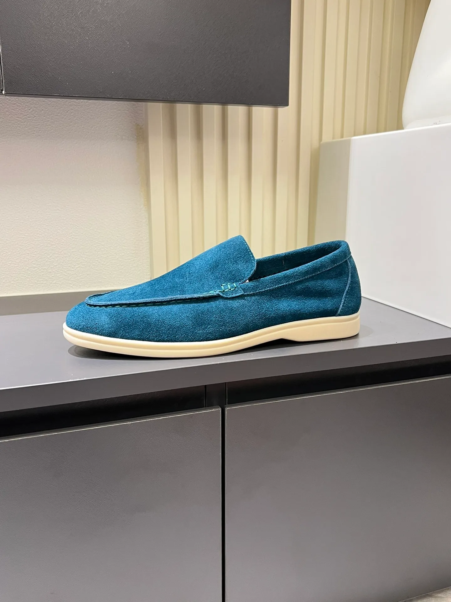 Men's shoes 💰p360 "Loro men's shoes 💰pian'*" Classic L men's shoes for couples 💰p Top version British flat loafers, a must-have item in old money style, the minimalist design is eye-catching and durable, a plus point for dressing The soft foot feel and texture are outstanding. They don’t scratch your feet and are very nice. They are matched with soft and waxy soles. They can be worn daily for a long time without getting tired. They are easy to wear, versatile and classic items, with perfect foot feel and texture! Imported cashmere fabric, the lining is made of imported A-grade water-dyed cow lining, the top version of the genuine leather midsole is sewn with pure handmade mark thread! Size: Female 35-40 (34. Customized) Male 38-44 (45.46. Customized)